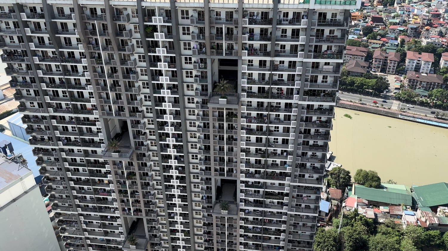 マニラの高層コンドミニアム群と美しい夜景の画像。不動産市場の成長と、コンドミニアムへの投資の魅力。